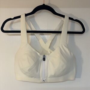 NWOT Victoria's Secret Incredible
Knockout White Sports Bra